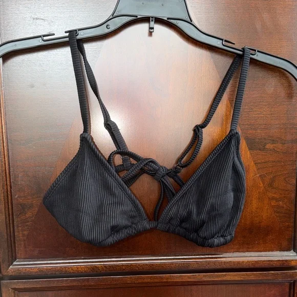 Bundle of 4 Bikini Tops - Picture 8 of 15